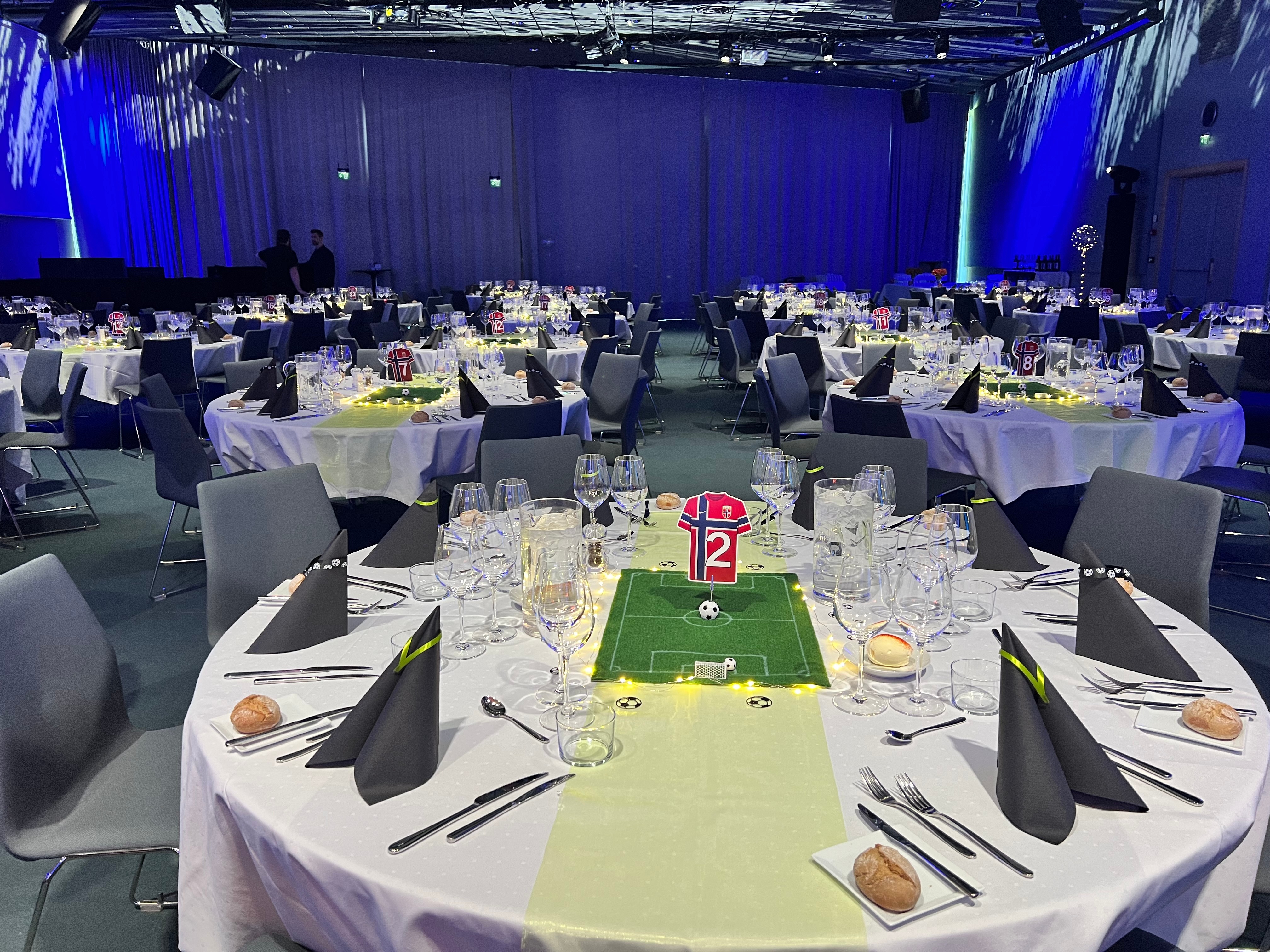 Fotballinspirert bordoppsett med landslagsreferanser og detaljert styling